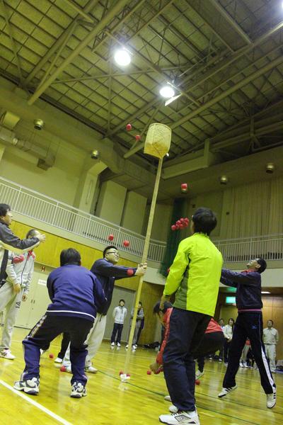 赤色の玉入れを楽しんでいる写真