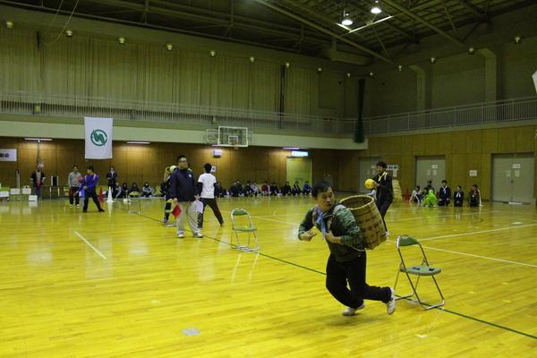 篭を背負い走る男性の写真