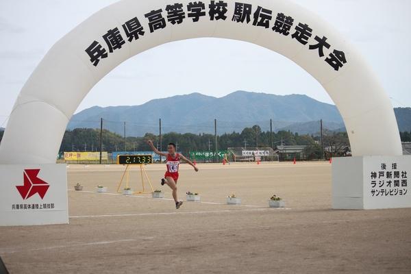 篠山鳳鳴高等学校の生徒が右手を上げゴールに到着している写真