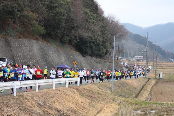 大勢のランナーが坂道を走っている様子の写真