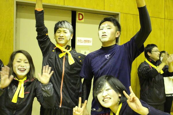 飴食い競争が終わり、真っ白顔の4人で記念写真