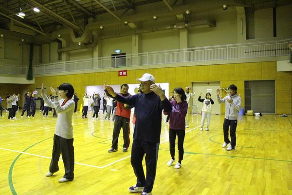 円になり上手にデカンショ踊りをしている写真