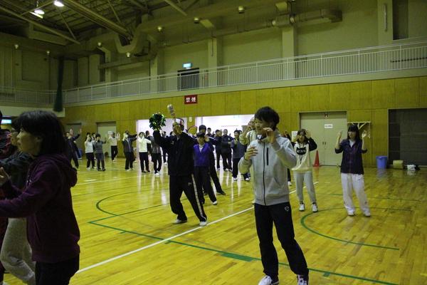 楽しそうに踊りを踊っている写真