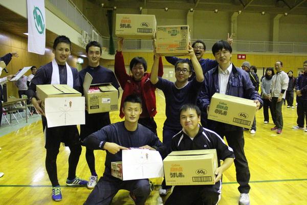 景品を受け取った職員8人での記念写真