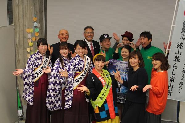 市長と劇団員関係者達みんなで記念撮影写真