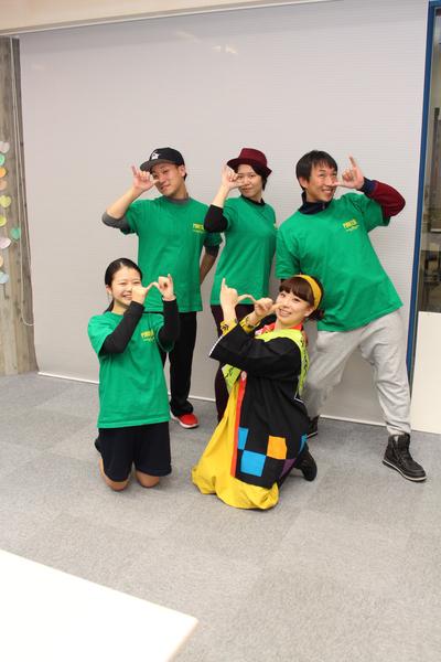ピノキオの真似で劇団の方達が手で鼻を長く見せている写真