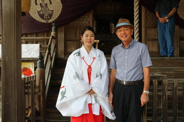 市長が神社の巫女と記念撮影している写真