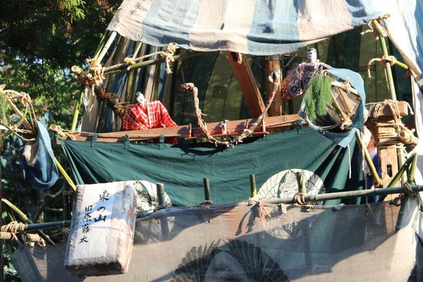 「おやま」の中の2体の人形が操られている写真