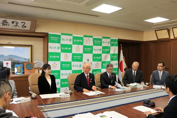 市長と教育委員会が座って協議をしている写真