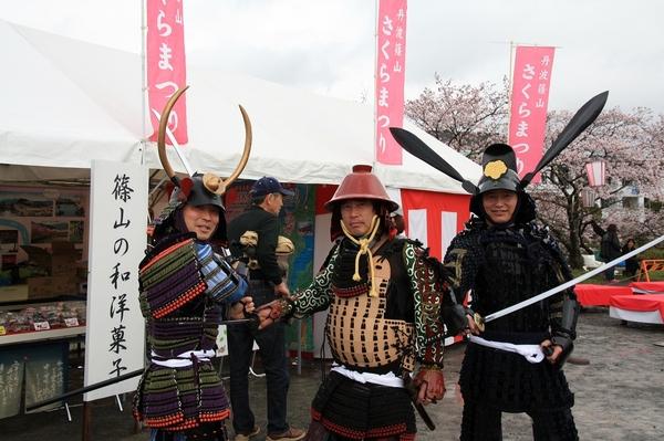 実行委員会が甲冑のコスプレで記念写真