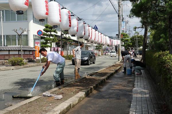 歩道にはデカンショ祭の提灯が下げられ、清掃をしている男性らの写真