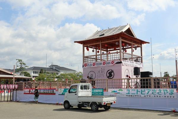 提灯が下げられたヤグラの盆踊り会場の全体の写真