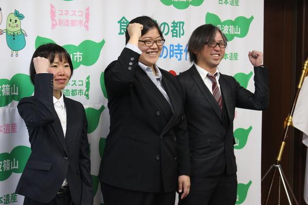 笑顔でガッツポーズをする池上さん、梅谷さん、板垣さんの写真