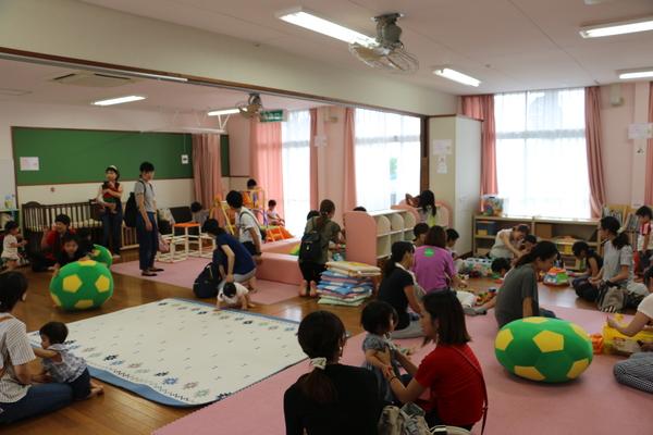 子育て支援施設を親子で楽しんでいる写真
