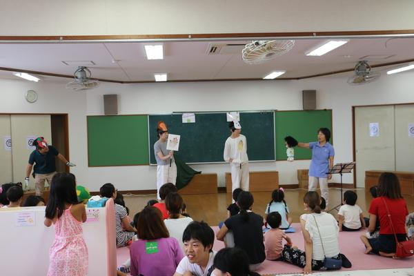 たくさんの親子が寸劇を見ている写真