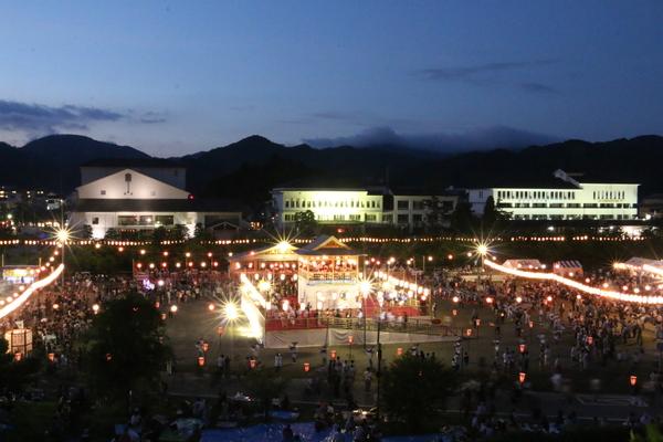 ライトアップされた祭り会場の全体を空から写した写真