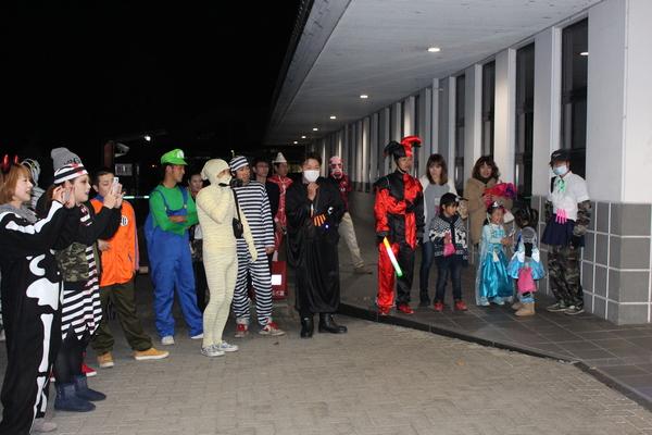 ハロウィン衣装の方が集まって、前方を見ている写真