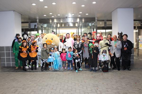 イメージキャラクターとハロウィン衣装を着た方の集合写真