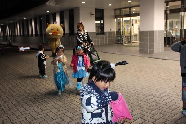 イメージキャラクターとハロウィン衣装の親子の写真