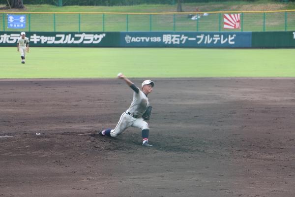 ピッチャーがボールを投げている写真