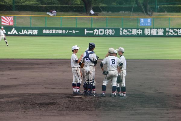 試合中にマウンドに選手達が集まって声を掛け合っている写真