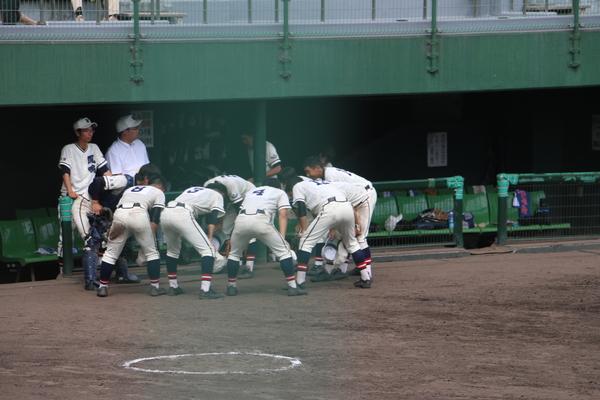 円陣を組んで試合前に心を一つに声を掛け合っている様子の写真