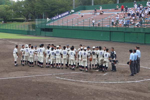 試合終了時に両選手が向き合ってお互いの健闘をたたえ合っている様子の写真