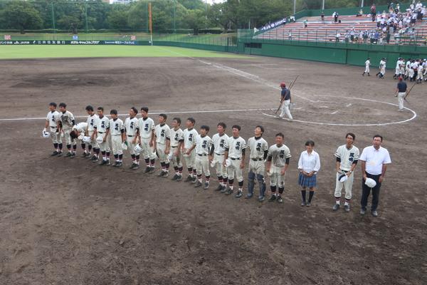 試合終了後に選手たちが一列に並んで、観客席に向かって感謝の気持ちを伝えるために挨拶をしている写真