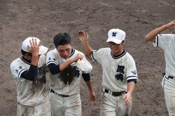 悔し涙を流す選手に、チームメイトが励ましの言葉を掛けている写真