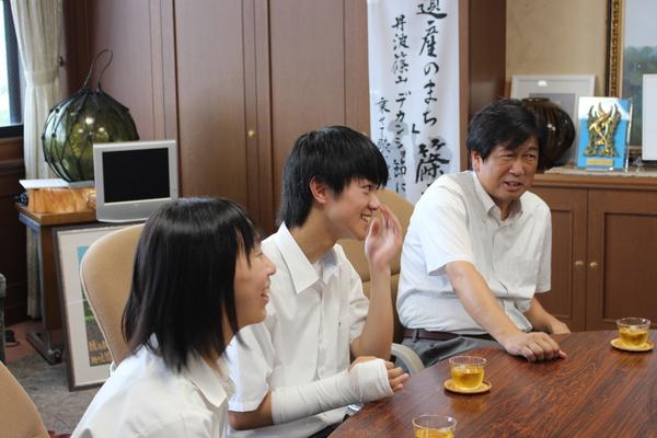 男性と手にギブスをしている男子生徒と、その横で笑う女子生徒の写真