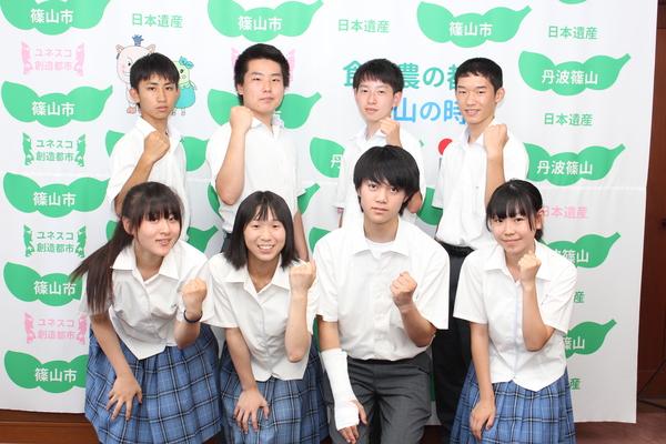 男女の生徒が、拳を握り締めガッツポーズをしている写真
