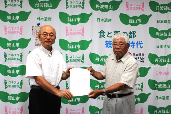 市長とささやま桜協会の代表石井さんが市名変更の要望書を一緒に持って写っている写真