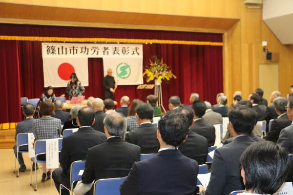 篠山市功労者の表彰される方が着席されているのを後方から見た写真
