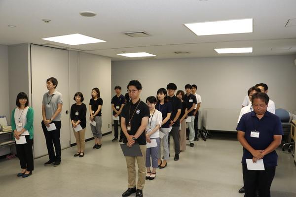 職員が3つの列に分かれて並んでいる写真