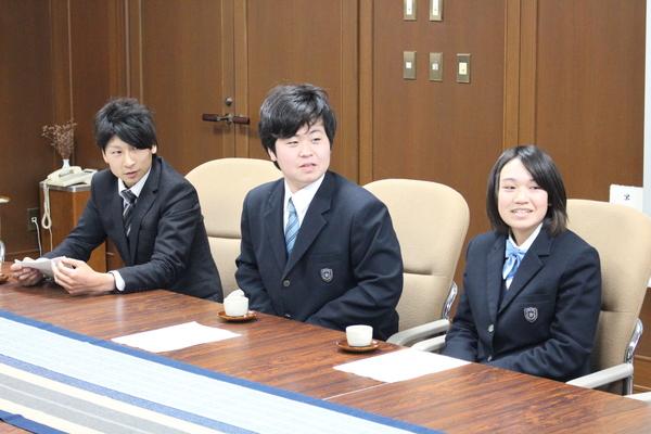 「エコワングランプリ」に出場する2名の生徒と引率者の先生の写真