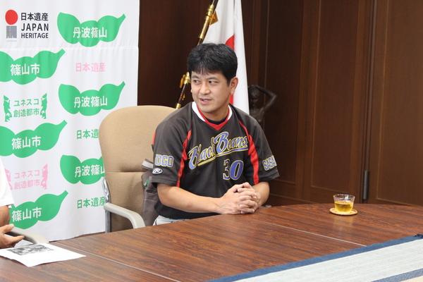 ブラックビーンズの代表の方が市長の方を向きお話ししている写真