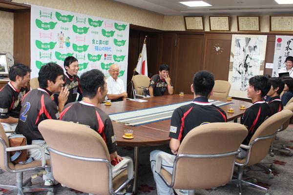 市長室でブラックビーンズの部員メンバーと市長が和やかに会話している写真