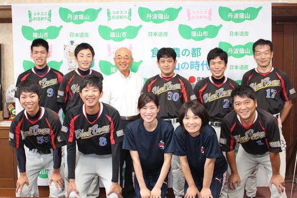 ブラックビーンズ部員全員とマネージャーが笑顔で市長と記念撮影写真