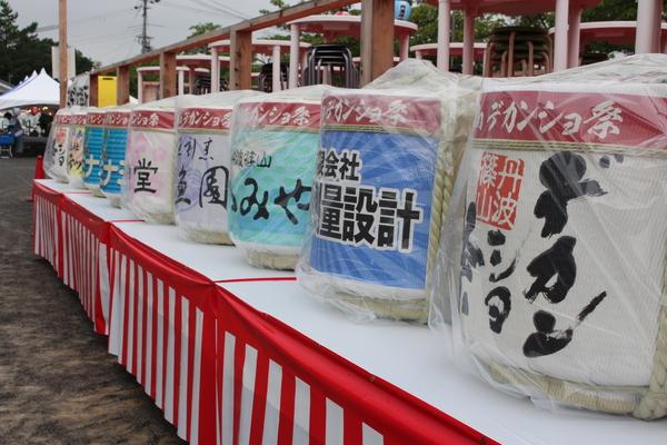 お祝いの樽が台の上にたくさん飾られている写真