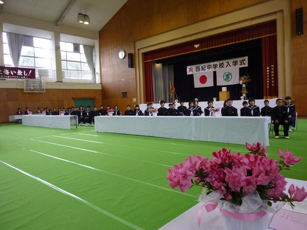 ステージに背を向け、椅子に座っている新入生の写真