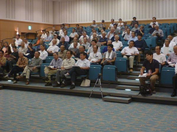 客席に座り、吉村 文彦先生の話を聞いている人々の写真