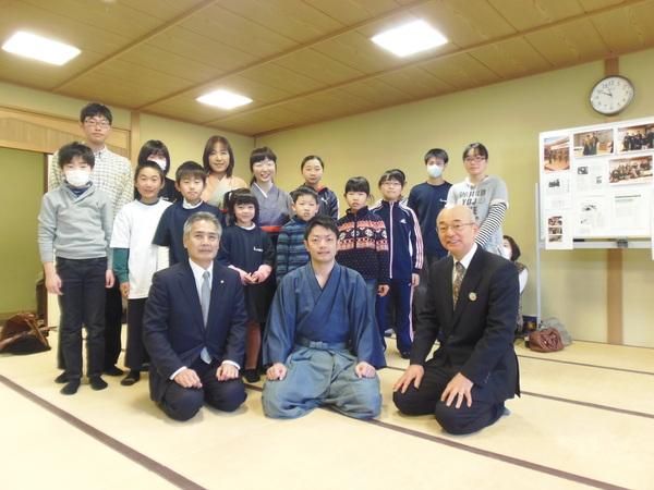 市長、関係者、子供たちの集合写真