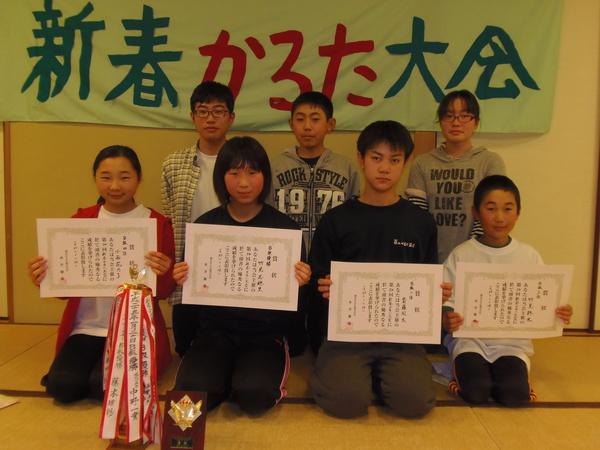 賞状をもって前列に正座をして並ぶ男女学生4人と、その後ろに立膝で並ぶ男女学生3人の写真