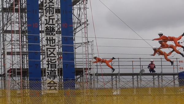 横向きに通されたロープの上を隊員が前に進んで行って半分くらい進んでいる写真