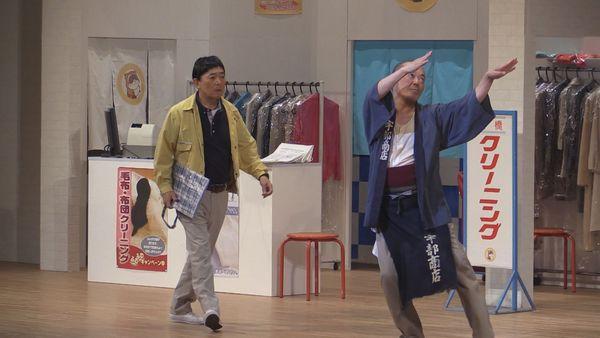 宇部燃料店の店主がポーズをとっている写真