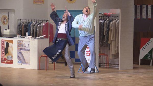 クリーニング店と宇生燃料店の店主が二人で飛び上がっている写真