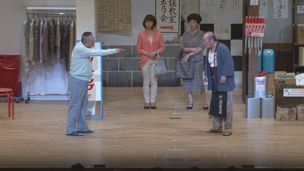 クリーニング店と宇生燃料店の店主同士が言い合いをしている写真