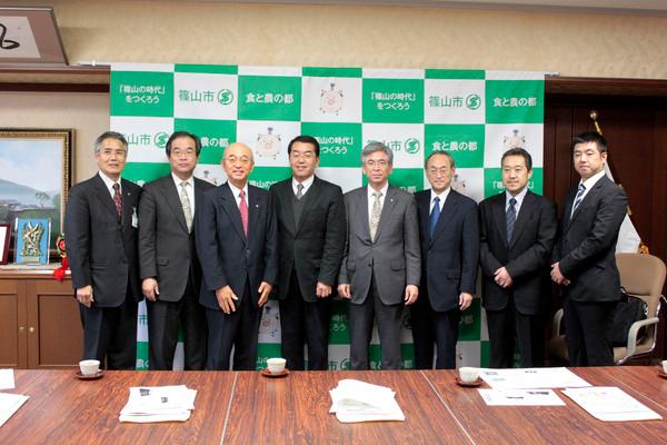 秋田県・大館鳳鳴高校の伊藤校長先生ら4人と市長と関係者が一緒に写っている写真