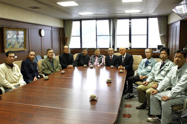 市長室にて、草山獣害対策委員会 委員長 谷掛 彌市さんと地域の皆さんが市長と一緒に写っている写真