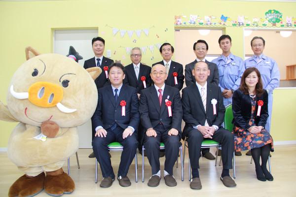 まるいのの横に、2列に並ぶ、市長と関係者の集合写真